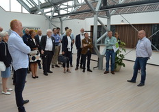 Koen Pelgrom vertelt over de veredeling, hoe men de faciliteiten in het nieuwe pand heeft ingedeeld, over sequentiebepaling van het DNA van de cyclaam, het zoeken naar markers (die het gewas, bijvoorbeeld, hittebestendig maken of bepaalde resistenties verlenen) en alle andere activiteiten waarmee hij en zijn collega's zich bij Schoneveld zoal bezighouden.